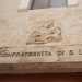 Dei due portali in legno il primo, pi piccolo,  sormontato da un architrave su cui si innesta una formella scolpita con la Madonna col Bambino